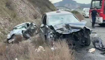 Momente frike në Rrugën e Kombit/ Dy makina përplasen, 4 të lënduar