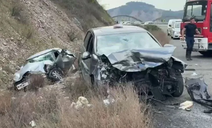 Momente frike në Rrugën e Kombit/ Dy makina përplasen, 4 të lënduar