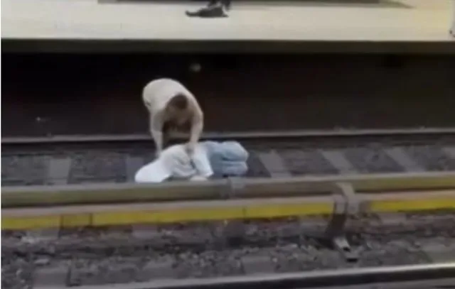 Momente paniku në Bruksel, burri hidhet në shinat e metrosë, pasagjerët ndërhyjnë për ta shpëtuar
