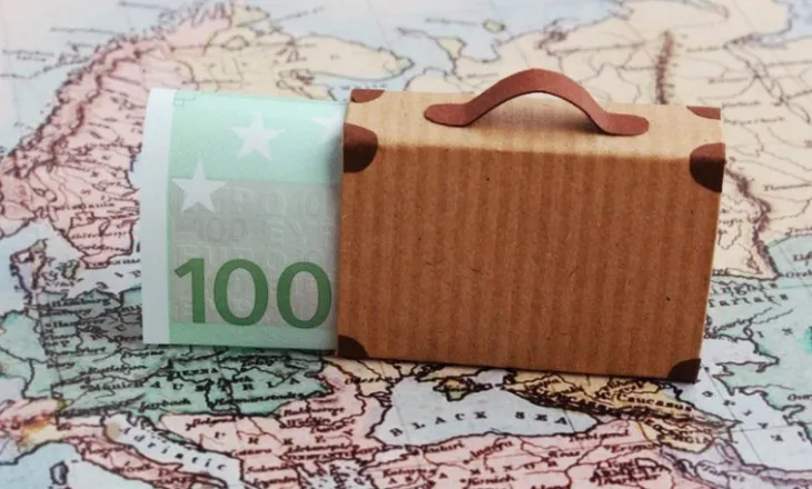 Monitor: Të ardhurat nga emigrantët arrijnë shifrën e 1.1 miliardë eurove në 2025-n