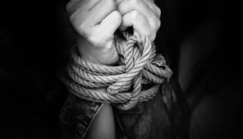 Morën peng dhe dhunuan një 28-vjeçar, arrestohen 3 të rinjtë në Tiranë