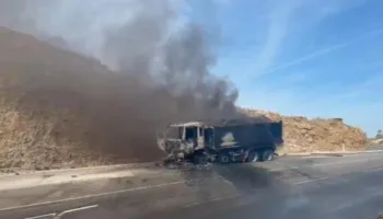 Mori flakë në ecje, shkrumbohet kamioni në bypass-in e Vlorës