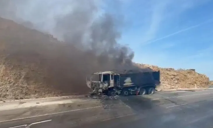Mori flakë në ecje, shkrumbohet kamioni në bypass-in e Vlorës