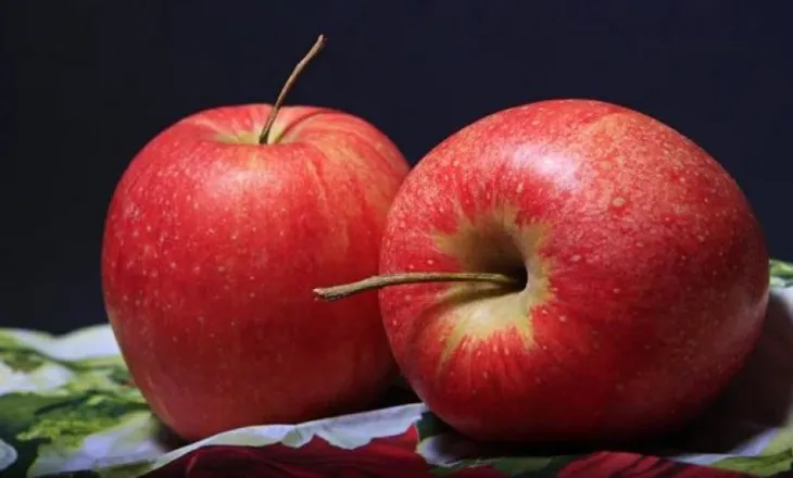 Mos e qëroni më mollën! Pjesa që po hidhni çdo ditë është ‘arma’ që ul kolesterolin dhe pastron enët e gjakut