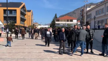 “Mos e votoni”/ Banorët e fshatrave të Bulqizës hyjnë me forcë në Bashki, kundërshtojnë ndërtimin e një HEC-i