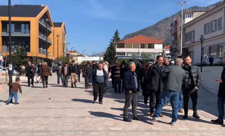 “Mos e votoni”/ Banorët e fshatrave të Bulqizës hyjnë me forcë në Bashki, kundërshtojnë ndërtimin e një HEC-i