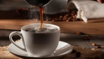 Mos i hani kurrë këto ushqime me kafe, zbuloni kombinimet më të këqija për stomakun