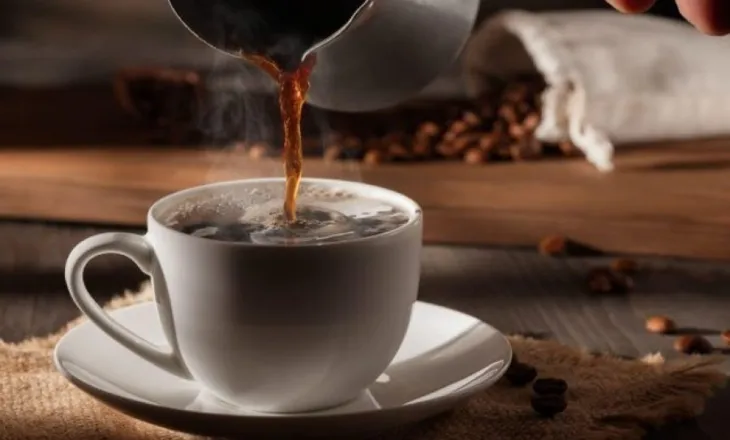 Mos i hani kurrë këto ushqime me kafe, zbuloni kombinimet më të këqija për stomakun