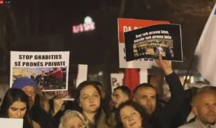 “Mos na merrni pronat”, banorët e Rrjollit bllokojnë Parlamentin: Stop grabitjes, politikanët të..