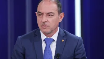 “Mos po e tërheq vendin në luftë?”, Ermir Gjinishi tregon rreziqet e rezolutës së PS-së kundër Iranit