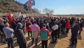 “Mos u dorëzoni asnjëherë”! 37 ditë protestë në Rrjoll, banorët “s’lëshojnë” tokat, iu bashkohet shoqëria civile