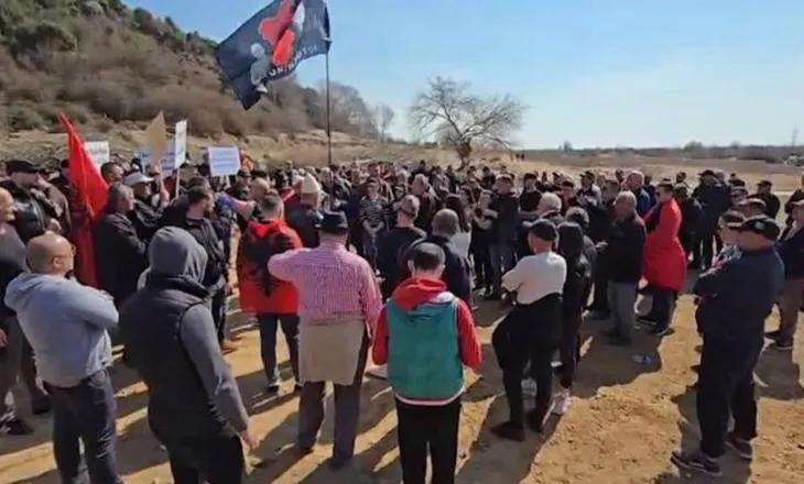 “Mos u dorëzoni asnjëherë”! 37 ditë protestë në Rrjoll, banorët “s’lëshojnë” tokat, iu bashkohet shoqëria civile