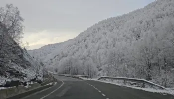 Mot i keq në Kukës/ Reshje shiu dhe dëbore gjatë natës, nuk shkaktohen probleme në qarkullim