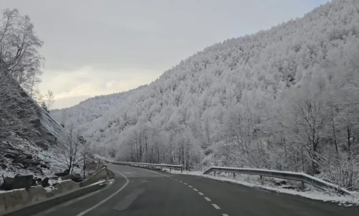 Mot i keq në Kukës/ Reshje shiu dhe dëbore gjatë natës, nuk shkaktohen probleme në qarkullim