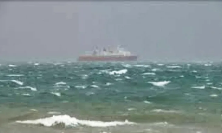 Mot i paqëndrueshëm/ Anulohet nisja e tragetit Vlorë–Brindisi, ndalohet lundrimi i mjeteve të vogla