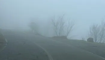 Mot i ‘pazakontë’/ Mjegull e dendur në rrugën nacionale Burrel-Skuraj, vështirësi për drejtuesit e mjeteve