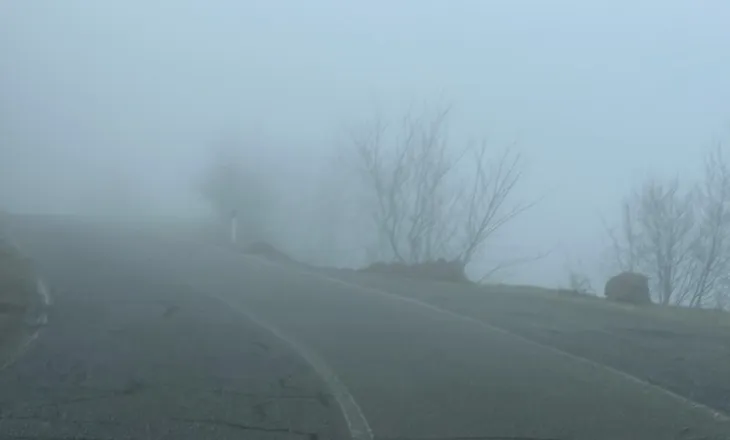 Mot i ‘pazakontë’/ Mjegull e dendur në rrugën nacionale Burrel-Skuraj, vështirësi për drejtuesit e mjeteve