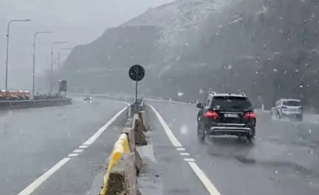 Mot i përkeqësuar në Kukës, reshje të forta shiu dhe breshër