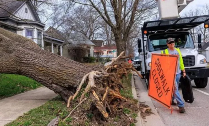 Moti i keq godet SHBA-të, tornado dhe stuhi dëbore