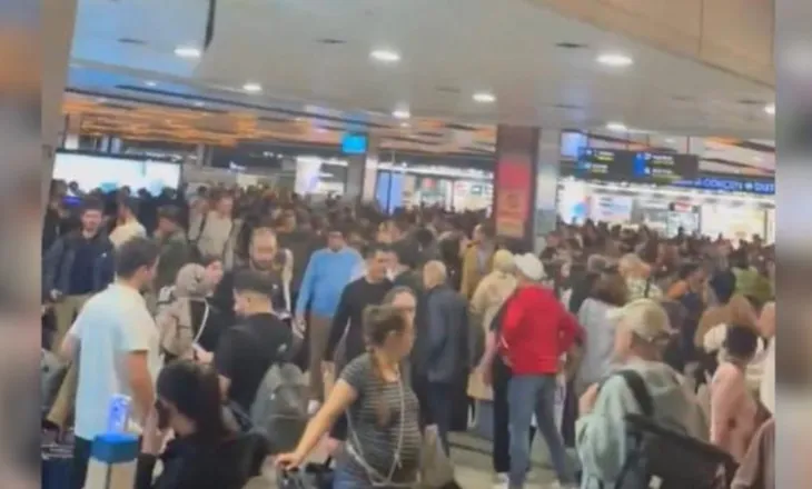 Moti i keq “paralizon” aeroportin në Stamboll, anulohen mbi 200 fluturime