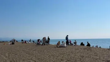 Moti i ngrohtë mbush plazhin e Velipojës në fundjavë, Rama publikon pamjet