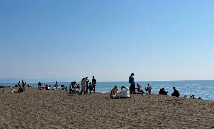 Moti i ngrohtë mbush plazhin e Velipojës në fundjavë, Rama publikon pamjet