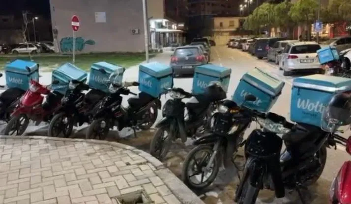 Motoristët e “Wolt” në Vlorë dalin në protestë, kërkojnë rritje pagash dhe lehtësim të kushteve të punës