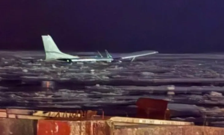 “Mrekulli në Hudson”: Avion i vogël ulet në lumë, piloti dhe pasagjeri shpëtojnë