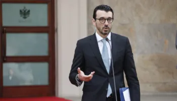 Nafta 214 lekë/litër! Ministri Karakaçi: Taksa nuk ulet!