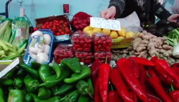 Nafta rrit çmimet e perimeve/ Importet shtrenjtojnë tregun, qytetarët ankohen: Nuk mund t’i blejmë më