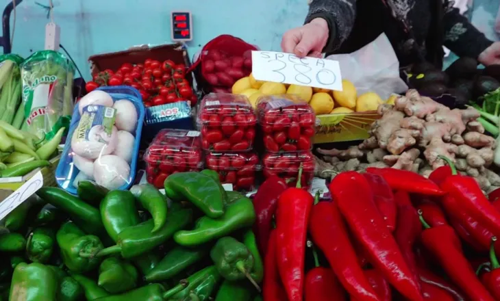 Nafta rrit çmimet e perimeve/ Importet shtrenjtojnë tregun, qytetarët ankohen: Nuk mund t’i blejmë më