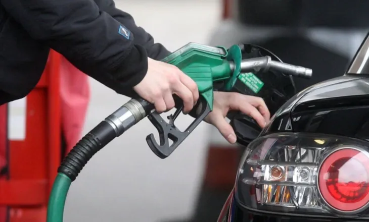 Nafta shtrenjtohet sërish/ Çmimi arrin 199 lek për litër, ndikim nga kriza dhe rritja në bursë