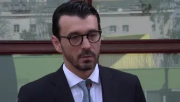 Nafta vazhdon të rritet/ Ministri Karakaçi rrëzon propozimin e PD: Taksa e qarkullimit nuk do të ulet!