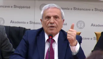 Namik Dokle nderohet në 80-vjetor/ Në Akademinë e shkencave u promovua edhe libri i tij “Atje ku dielli lind dy herë-Saga e Gorës”