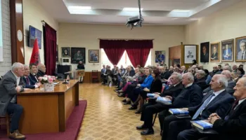 Namik Dokle prezanton veprën e re “Atje ku dielli lind dy herë – Saga e Gorës”