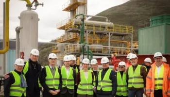 Nancy VanHorn dhe ambasadori holandez vizitojnë Fushën e Gazit në Delvinë: Investimet amerikane po forcojnë sigurinë…