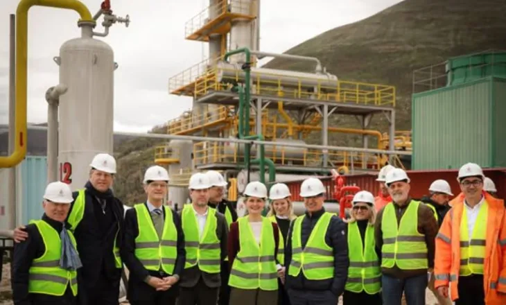 Nancy VanHorn dhe ambasadori holandez vizitojnë Fushën e Gazit në Delvinë: Investimet amerikane po forcojnë sigurinë…