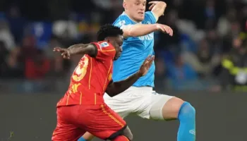 Napoli kundër Lecce, frikë për Bandën, goditet me top në gjoks dhe rrëzohet pa ndjenja. Lecce: “Ai është mirë.”