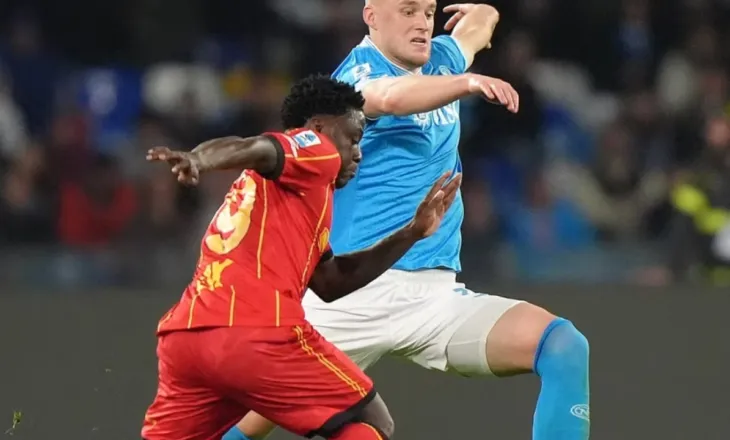 Napoli kundër Lecce, frikë për Bandën, goditet me top në gjoks dhe rrëzohet pa ndjenja. Lecce: “Ai është mirë.”