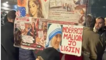 ‘Ndërroj Maliqin, jo ligjin’/ Pankarta ironike në protestën kundër qeverisë Rama