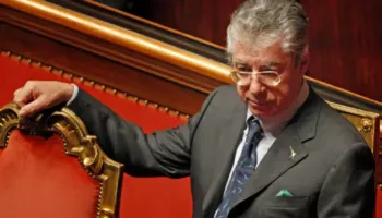 Ndërron jetë Umberto Bossi, themeluesi i ekstremit “Lega Nord”