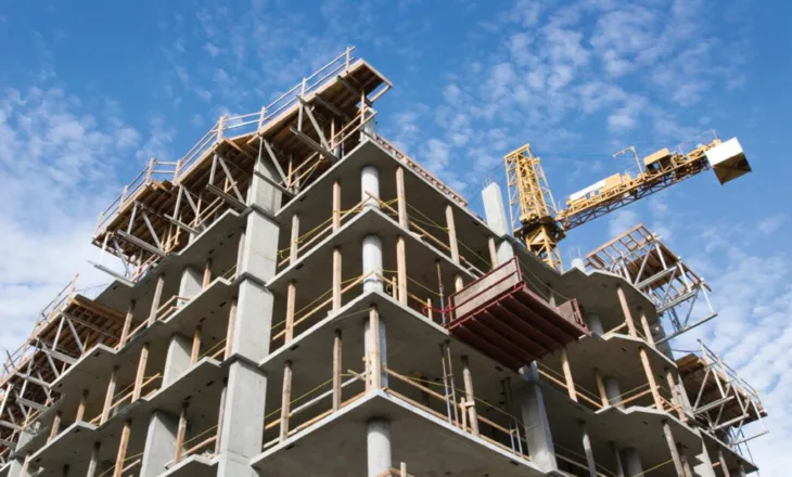 Ndërtuesit në rrethe kërkojnë uljen e taksës së infrastrukturës, paralajmërohen shtrenjtim çmimesh