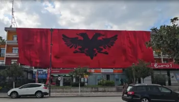 Ndeshja e Kombëtares, Fieri përgatitet me një flamur gjigant kuqezi