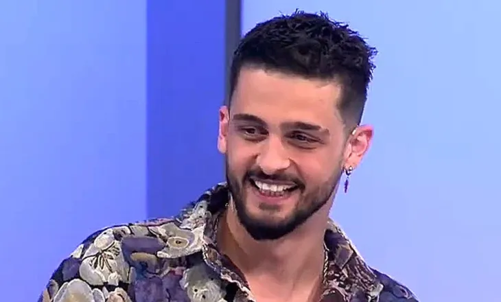 Ndihem si peshku pa ujë/ Gimbo plotëson kërkesën e Selin poston foton me unazë