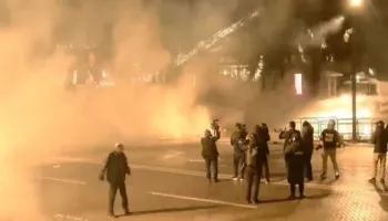 “Ndiqni flamujt”/ Tym dhe gaz lotsjellës para Kryeministrisë, marshimi zhvendoset drejt Bashkisë së Tiranës dhe ministrive