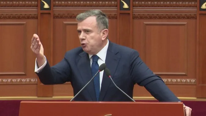 Ndodh edhe kjo/ Fyeu rëndë deputeten Vokshi, Kuvendi mbron Taulant Ballën, përjashton Bardhin e Balliun