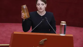 “Ndotja e Drinit shqetësuese”, deputetja e PS vjen në Kuvend me dy shishe uji: Duhet marrëveshje Shqipëri-Kosovë