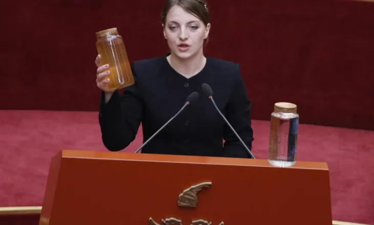 “Ndotja e Drinit shqetësuese”, deputetja e PS vjen në Kuvend me dy shishe uji: Duhet marrëveshje Shqipëri-Kosovë