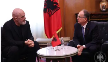 Ndryshimet në qeveri, Rama mbërrin në Pallatin e Brigadave, takohet me Begajn (VIDEO)