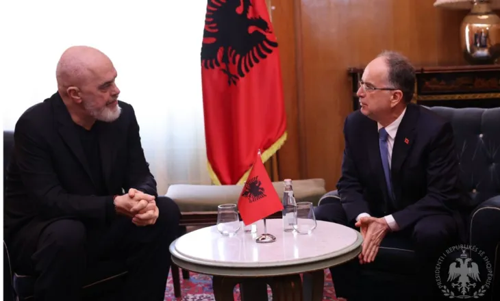 Ndryshimet në qeveri, Rama mbërrin në Pallatin e Brigadave, takohet me Begajn (VIDEO)